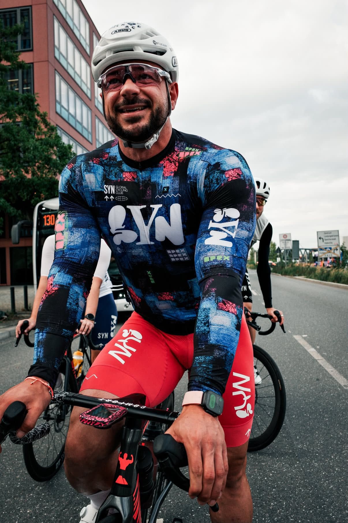 Ich auf dem Rennrad, lachend, mitten in der Stadt